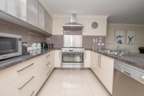 Brookfield Spacious, Modern & Stylish Sleeps 9